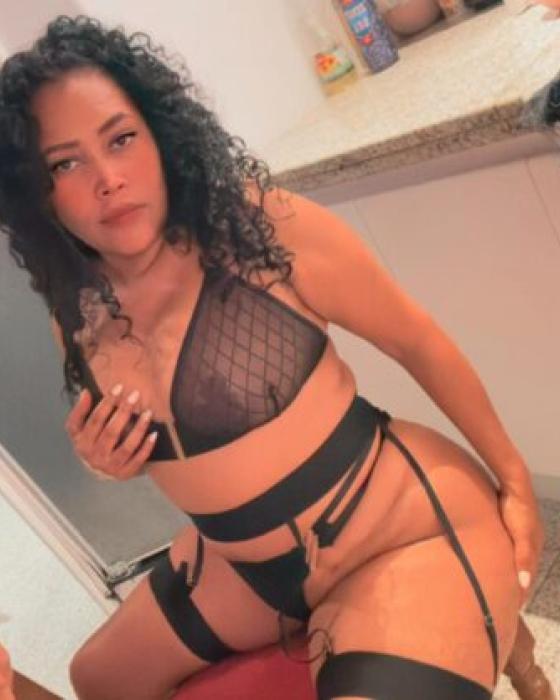 Latina traviesa con un culo grande y sensual