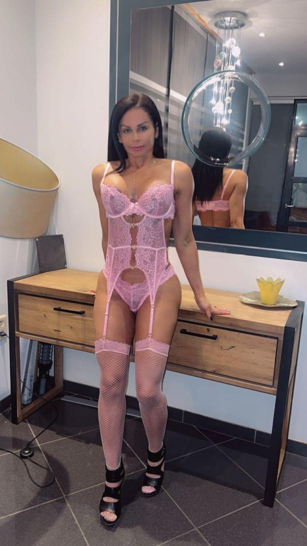 betoverende en sexy vrouw met een prachtig lichaam