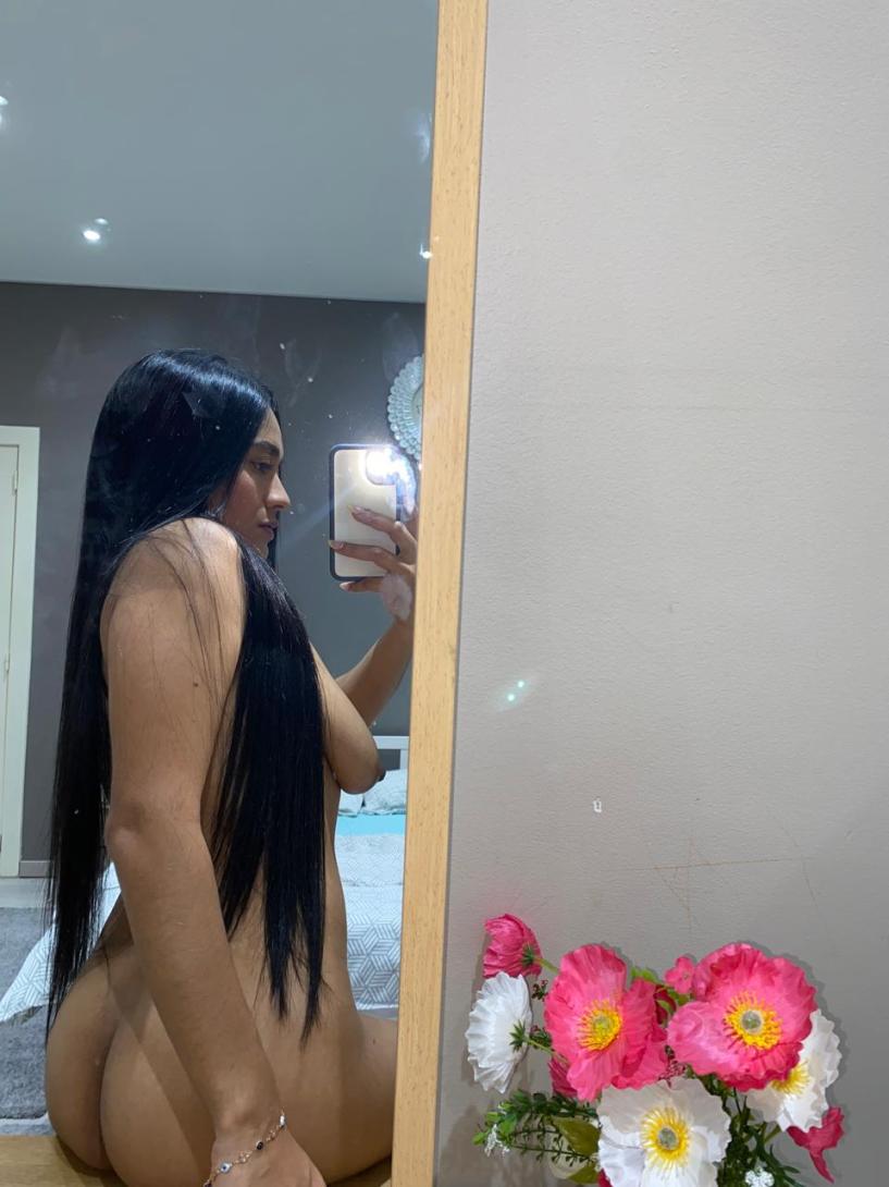 Hete latina meid die zin heeft om hard te neuken!