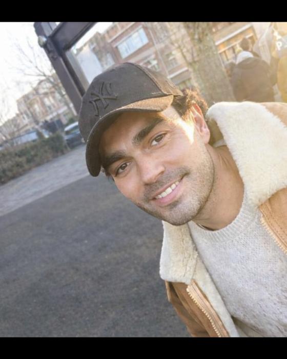 Zelfverzekerde man zoekt spannende connectie