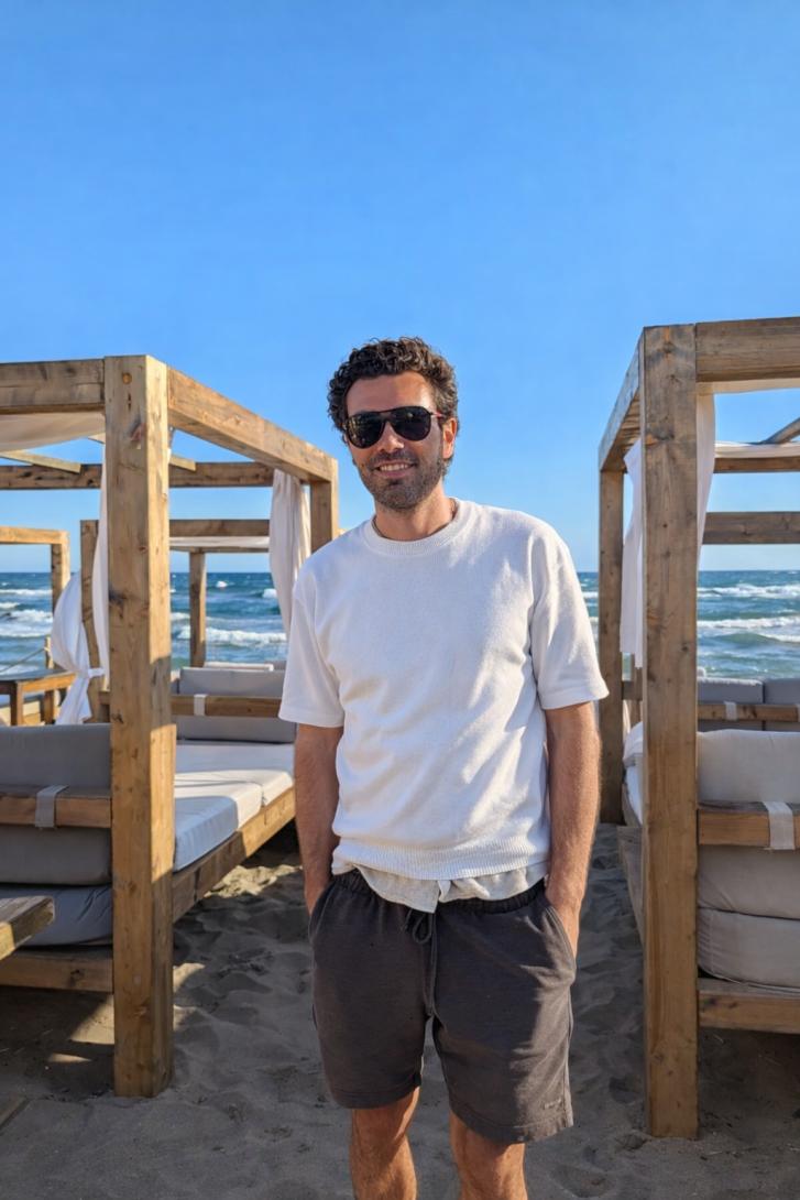 Zelfverzekerde man zoekt spannende connectie