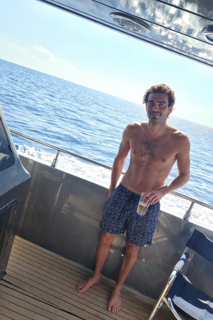 Zelfverzekerde man zoekt spannende connectie