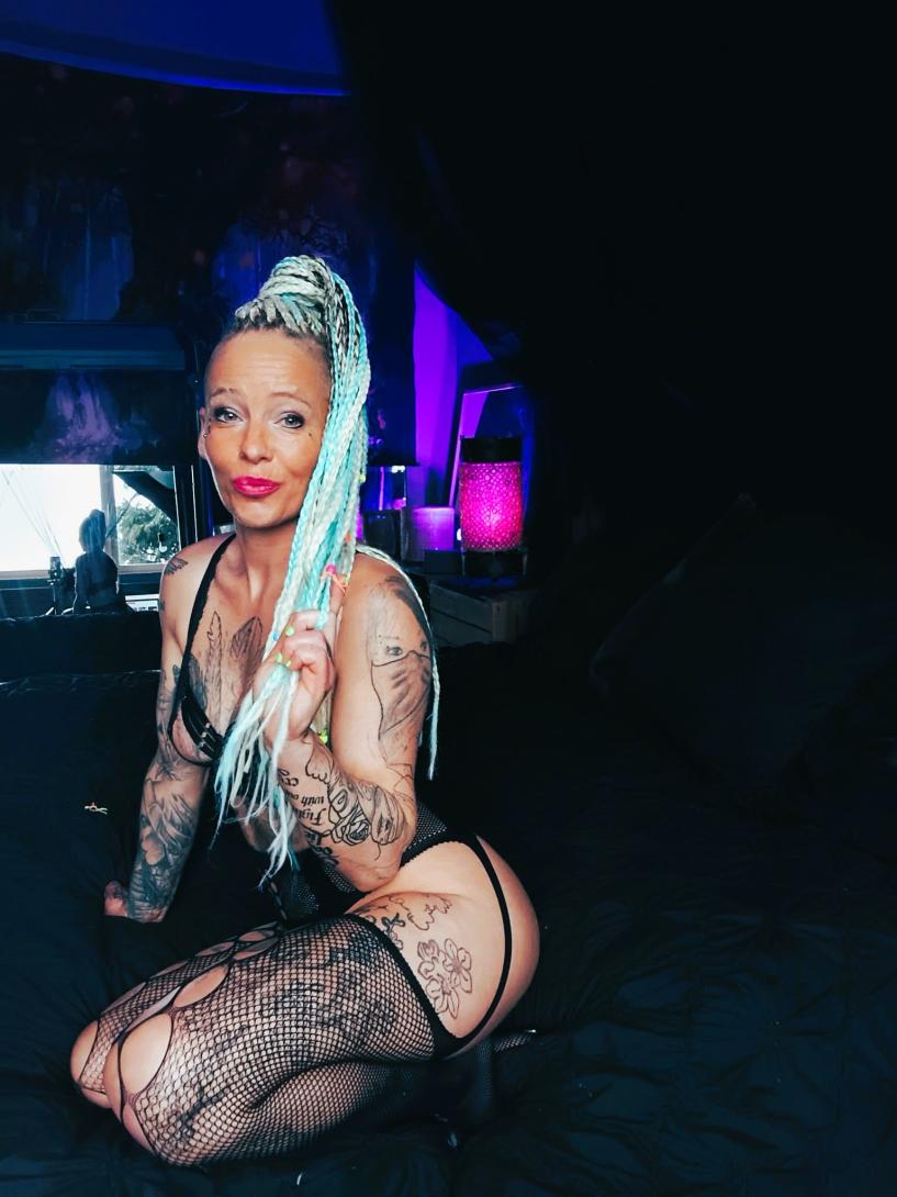 Tattooblond , joviaal en zeer sensueel ...jou erotische verwenning ...