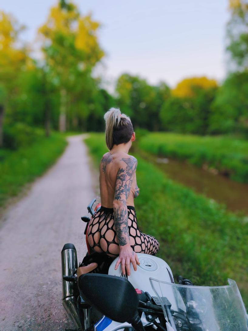 Tattooblond , joviaal en zeer sensueel ...jou erotische verwenning ...